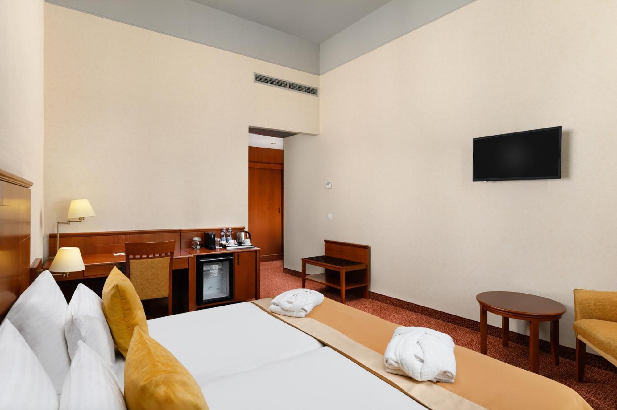 Mercure Szekesfehervar Magyar Kiraly Exteriör bild