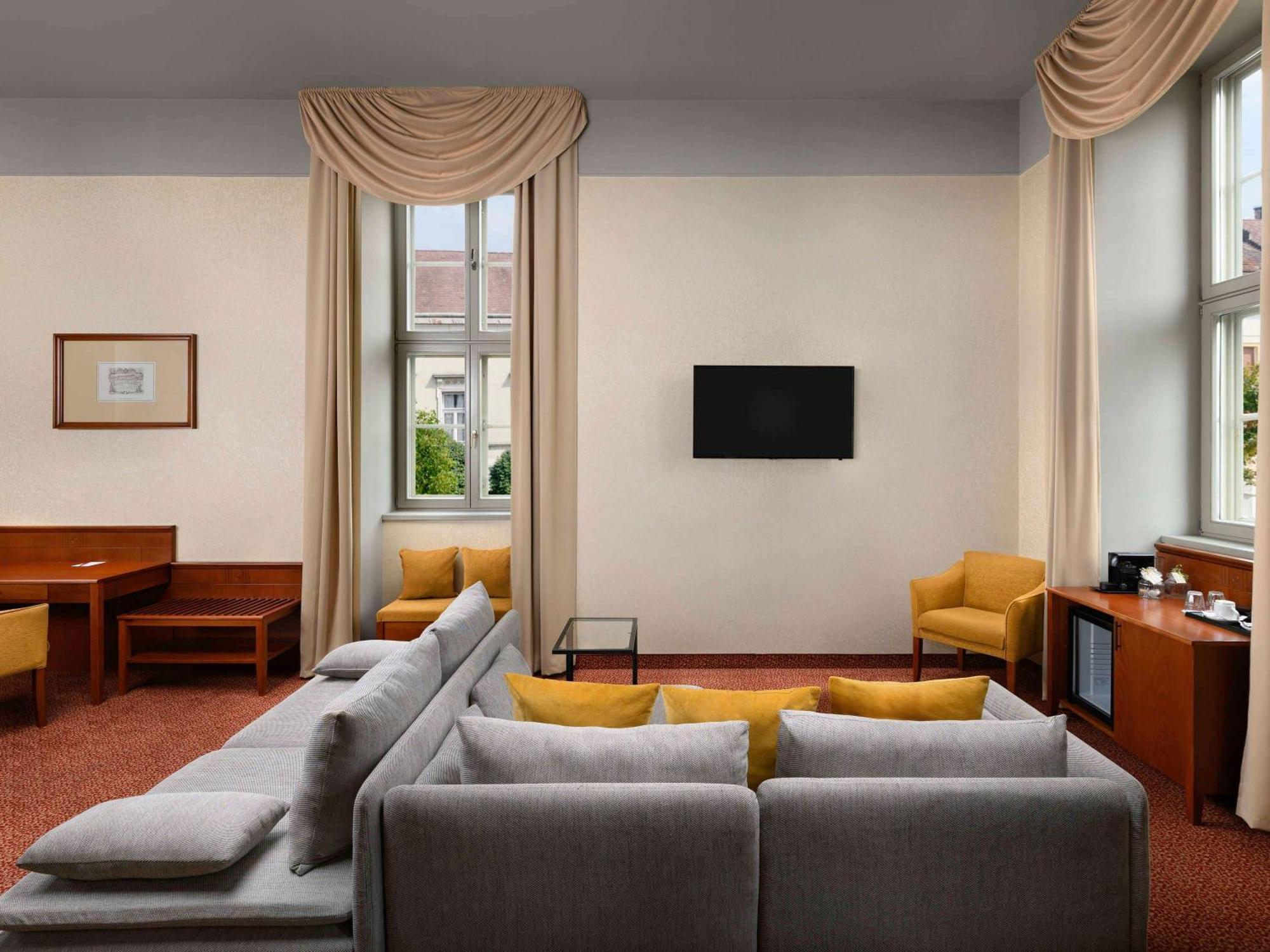 Mercure Szekesfehervar Magyar Kiraly Exteriör bild