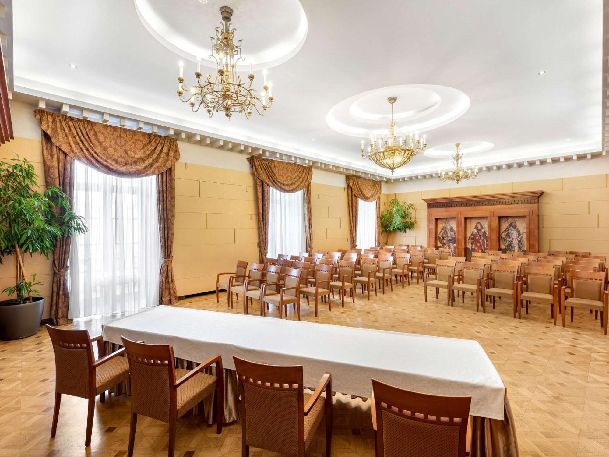 Mercure Szekesfehervar Magyar Kiraly Exteriör bild